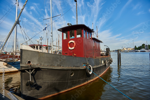 Obraz na płótnie Old fishing ship in harbour w salonie