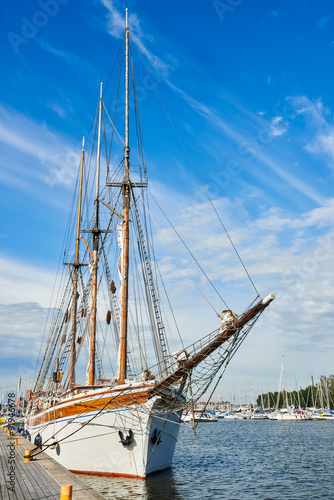Obraz na płótnie Old wooden sailing ship in harbour w salonie