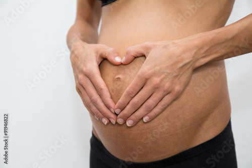 Wallpaper Mural Hände auf dem Bauch einer schwangeren Frau bilden ein Herz Torontodigital.ca