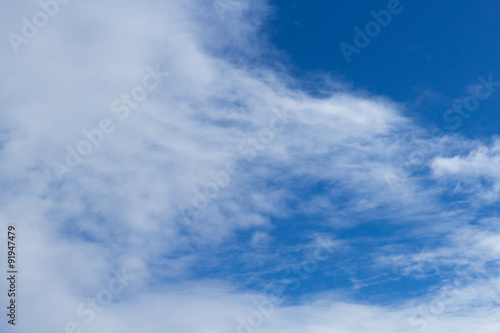 Wolkenschleier am blauen Himmel