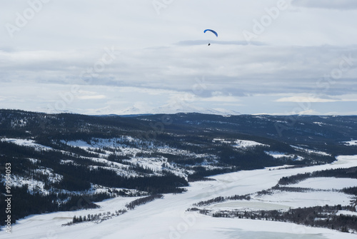 Glidflygare över snötäckt landskap