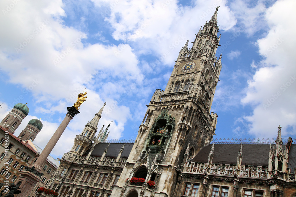 Fototapeta premium The Mariensaule, a Marian column and Munich city hall on the Mar