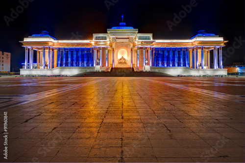 Das Regierungsgebäude der Mongolei auf dem Sukhbaatarplatz im Zentrum von Ulan Bator, der Hauptstadt der Mongolei photo