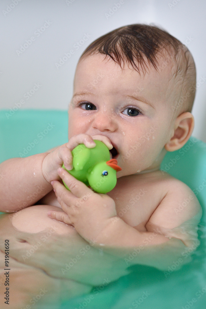 Bambino che fa il bagnetto