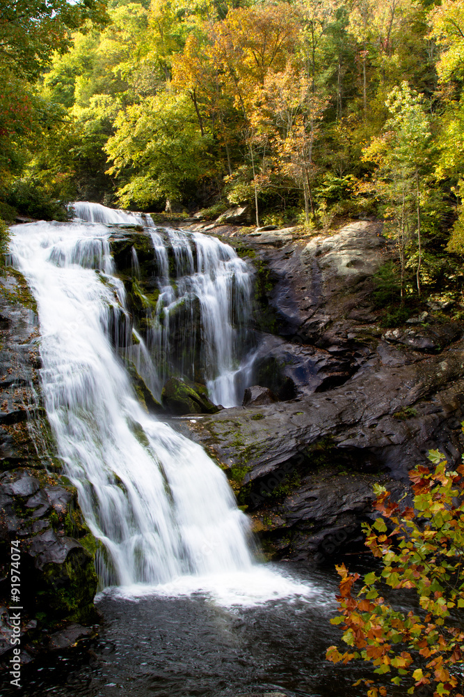 Obraz premium Bald River Waterfall in autumn, Tellico River inside Tennessee's Cherokee National Forest
