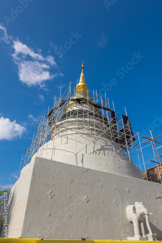 Obraz na płótnie Repairing the pagoda at Wat Phra Sing in Chiang Mai, Thailand w salonie