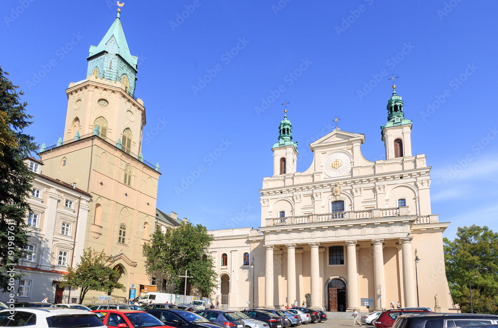 Obraz premium Plac Katedralny w Lublinie. Archikatedra św. Jana Chrzciciela i św. Jana Ewangelisty oraz Wieża Trynitarska