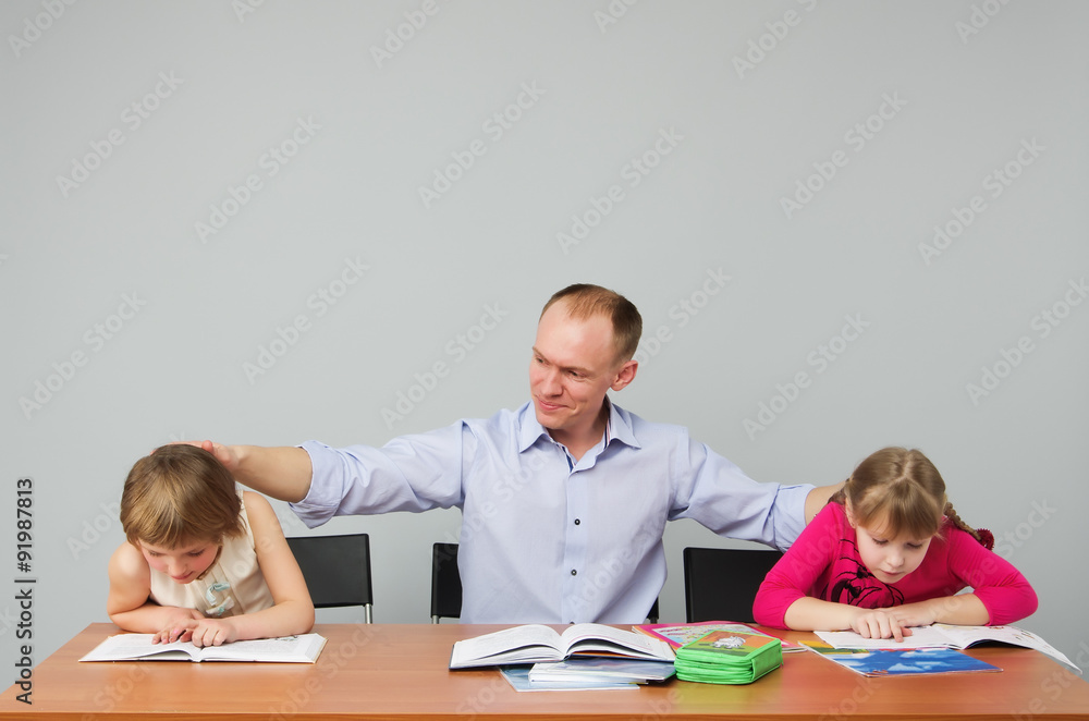 родители и школьники. родители школьников. родители учат детей. родители школьников. родители и дети.