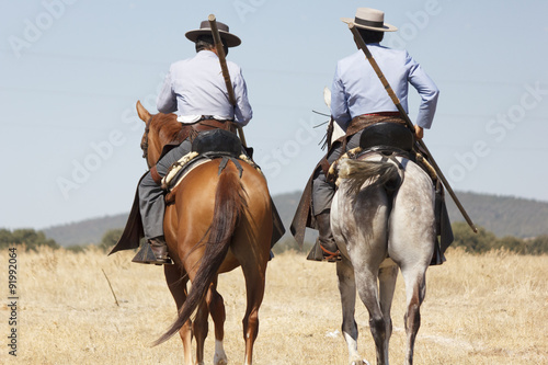 Vaquero montando a caballo. Paseo a caballo. Deporte ecuestre. Equitación deportiva.