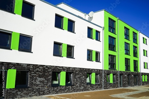 Sozialer Wohnungsbau - Neubau mit grün-weißer Fassade