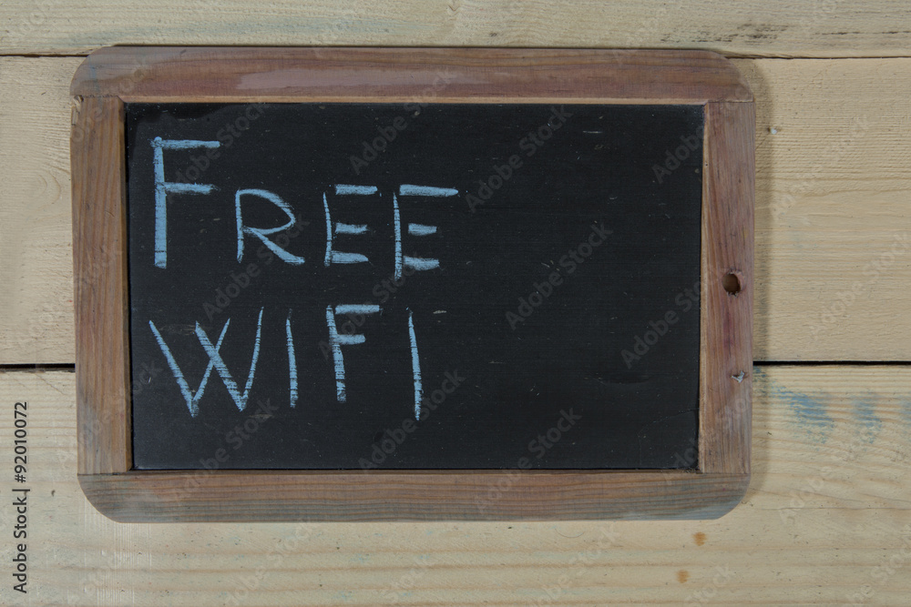 Lavagna con scritta free wifi su sfondo di legno