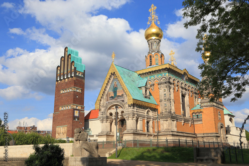 Darmstadt, die Mathildenhöhe. Links der Hochzeitsturm, rechts die Russische Kapelle (September 2015)