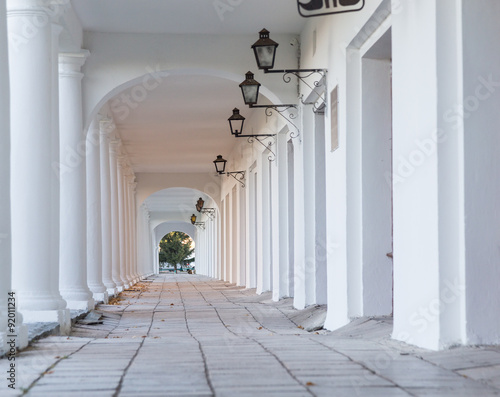 Fotografia Pillars and Arch Hallway Russia Suzdal