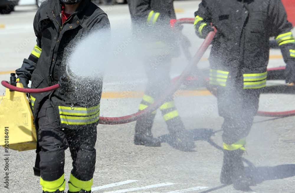 Obraz premium firefighters with the fire extinguisher during a practice sessio