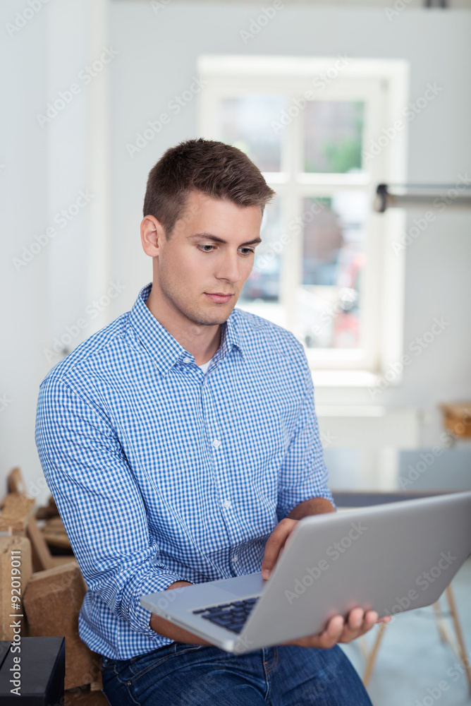 mann im büro informiert sich im internet mann im büro informiert sich im internet