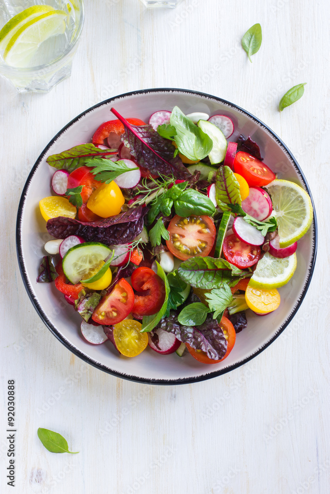 Salad with chickpeas, tomato and avocado