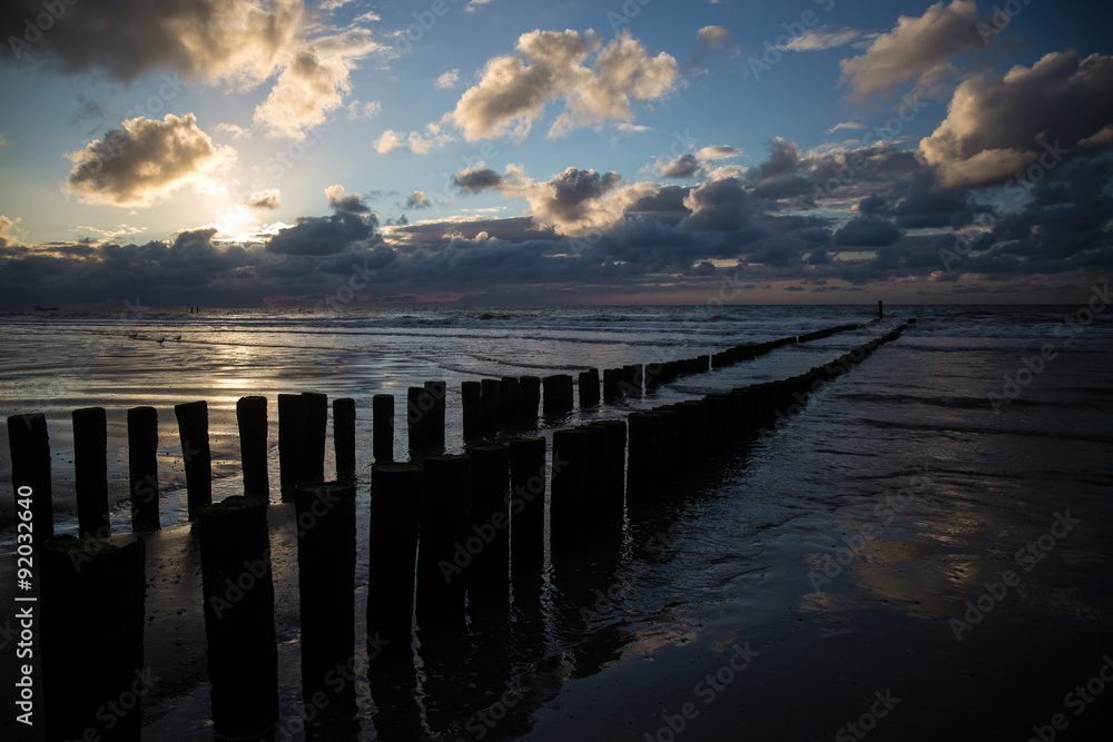 Fototapeta premium Buhnen im Sonnenuntergang