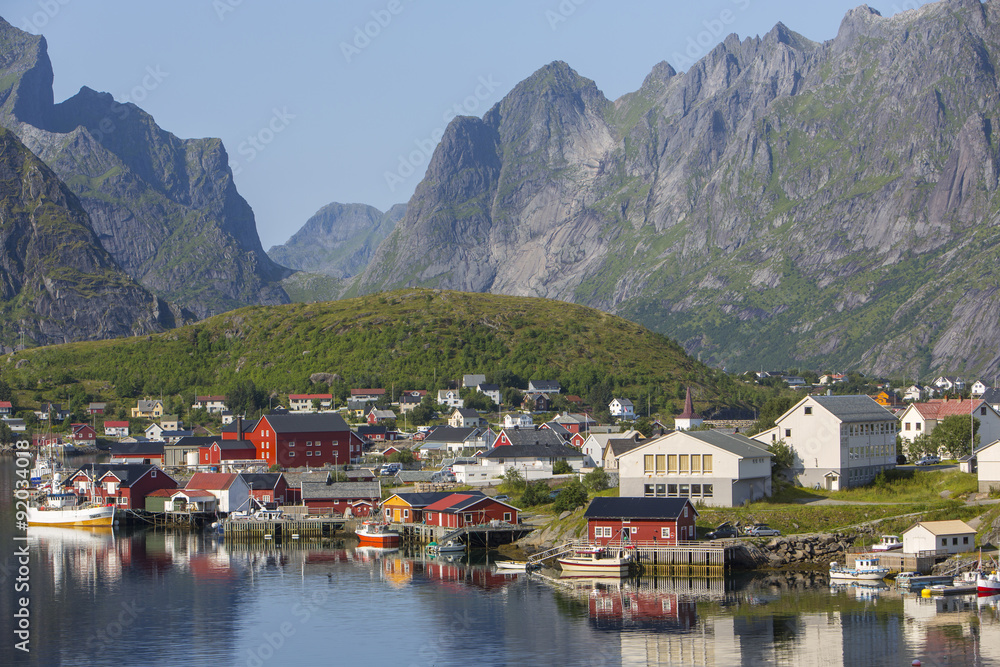 Fischerdorf Reine auf den Lofoten, Moskenes, Norwegen Fischerdorf Reine auf den Lofoten, Moskenes, Norwegen