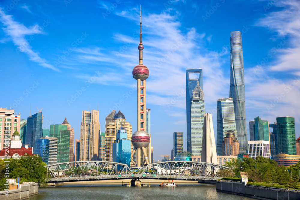 Naklejka premium Szanghaj panoramę z historycznym mostem Waibaidu, Chiny