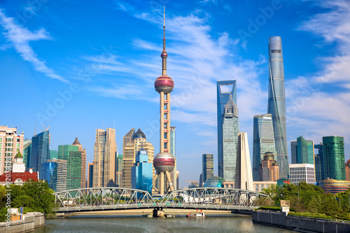 Canvas Print Shanghai skyline with historical Waibaidu bridge, China