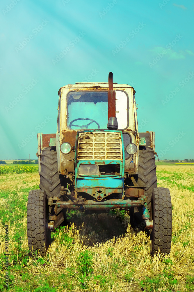 Obraz premium Tractor in field on blue sky background