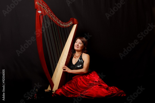 kobieta-z-harfa-na-czarnym-tle