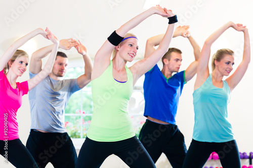 Fitness Gruppe im Studio bei Aerobic © Kzenon