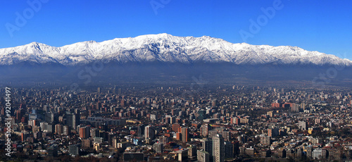 Panorama von Santiago/Chile mit Andenkordillere