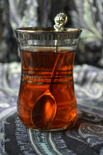 чай в стакане с ложечкой