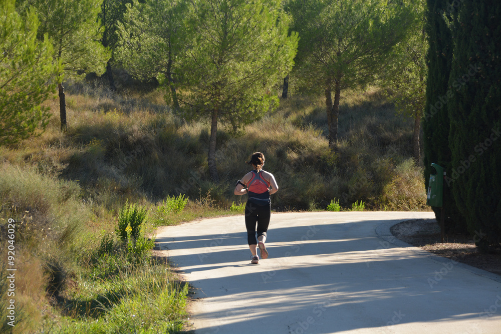 mujer corriendo por el campo Stock Photo