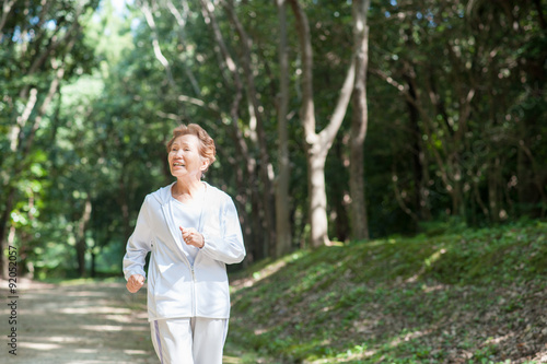 森の中を歩く高齢の日本人女性