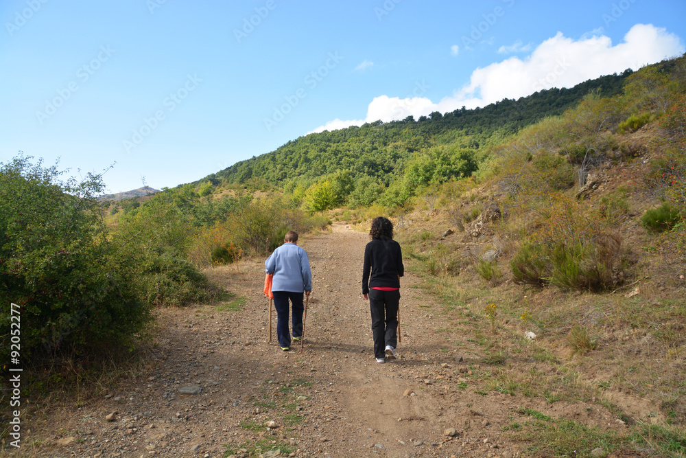 mujeres subiendo por un camino de montaña