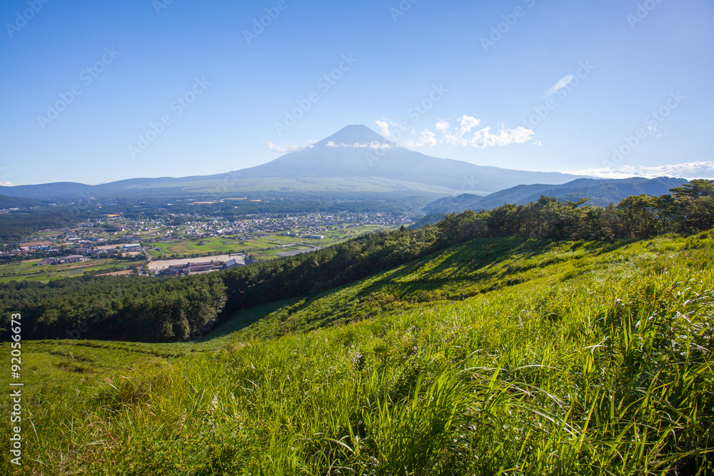 Obraz premium Mountain Fuji and Oshino village in summer season