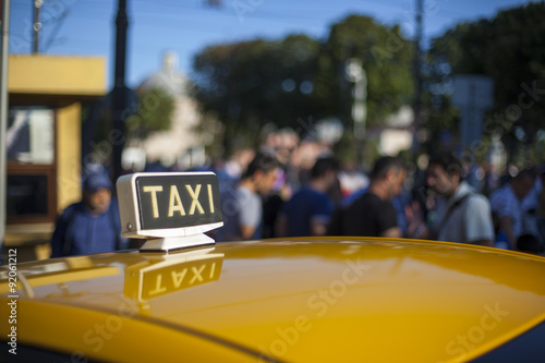 Taxi con gente alrededor © Ricardo Ferrando
