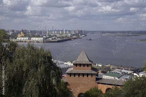 Река Волга у стен Нижегородского кремля.