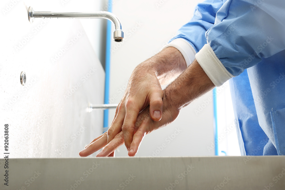 Chirurg myje dłonie 
Lekarz myje ręce, dezynfekuje ręce przed rozpoczęciem operacji - obrazy, fototapety, plakaty 