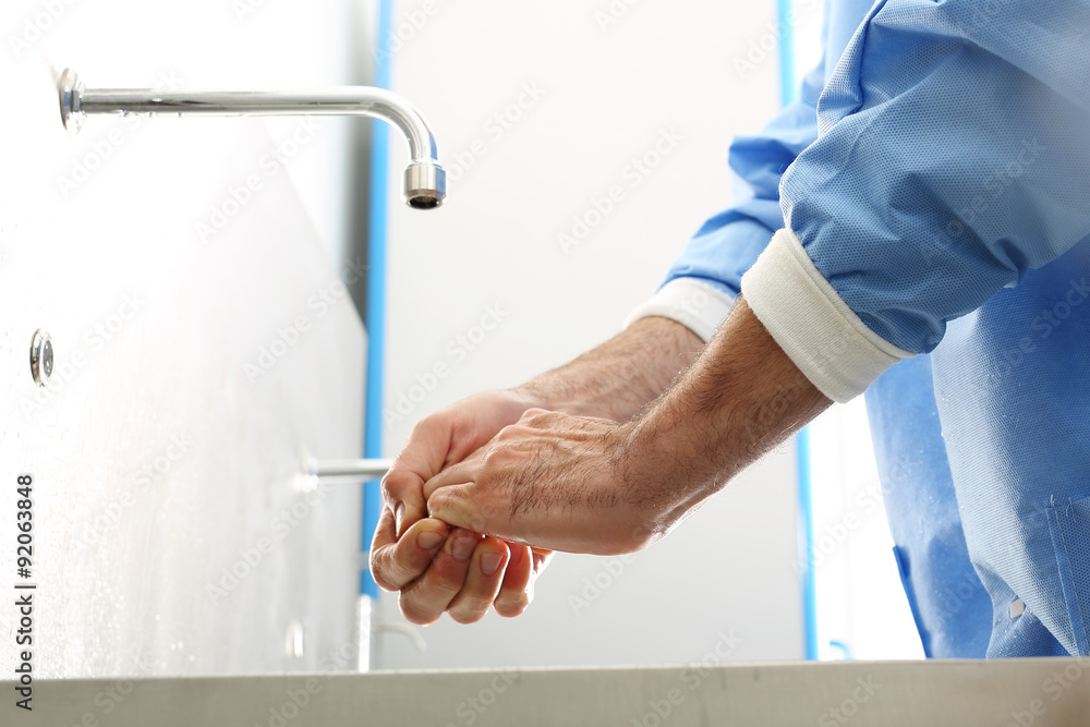 Lekarz myje ręce, dezynfekuje ręce przed rozpoczęciem operacji - obrazy, fototapety, plakaty 
