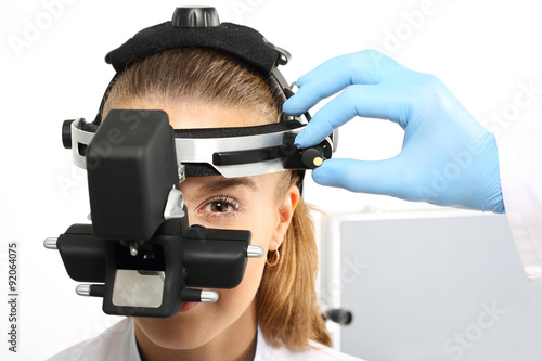 Badanie wzroku w gabinecie okulistycznym, oftalmoskop