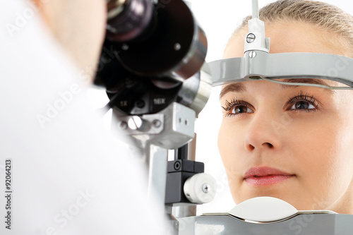 Badanie wzroku.
Pacjentka podczas badanie wzroku w klinice okulistycznej  photo