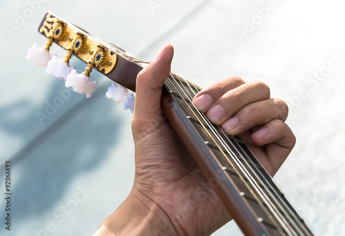  hand playing on guitar