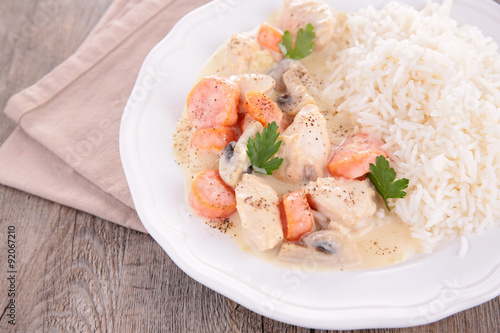 chicken cooked with cream,carrot and mushroom