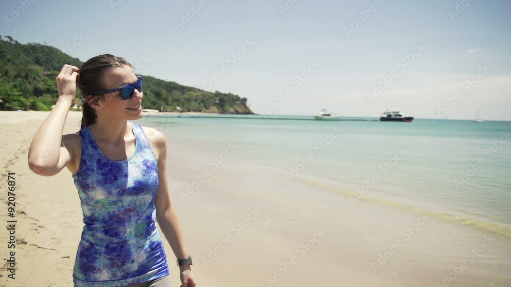 Portrait of young happy female jogger on the beach, slow motion 240fps
Portrait of young happy female jogger on the beach, slow motion 240fps