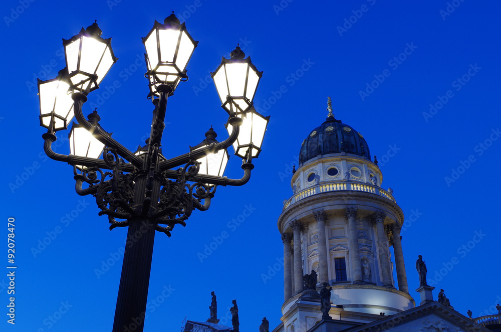 deutscher dom am gendarmenmarkt zur blauen stunde