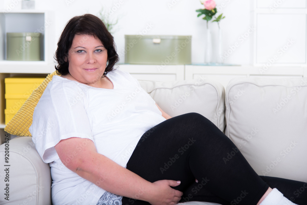 übergewichtige frau auf dem sofa Stock Photo | Adobe Stock