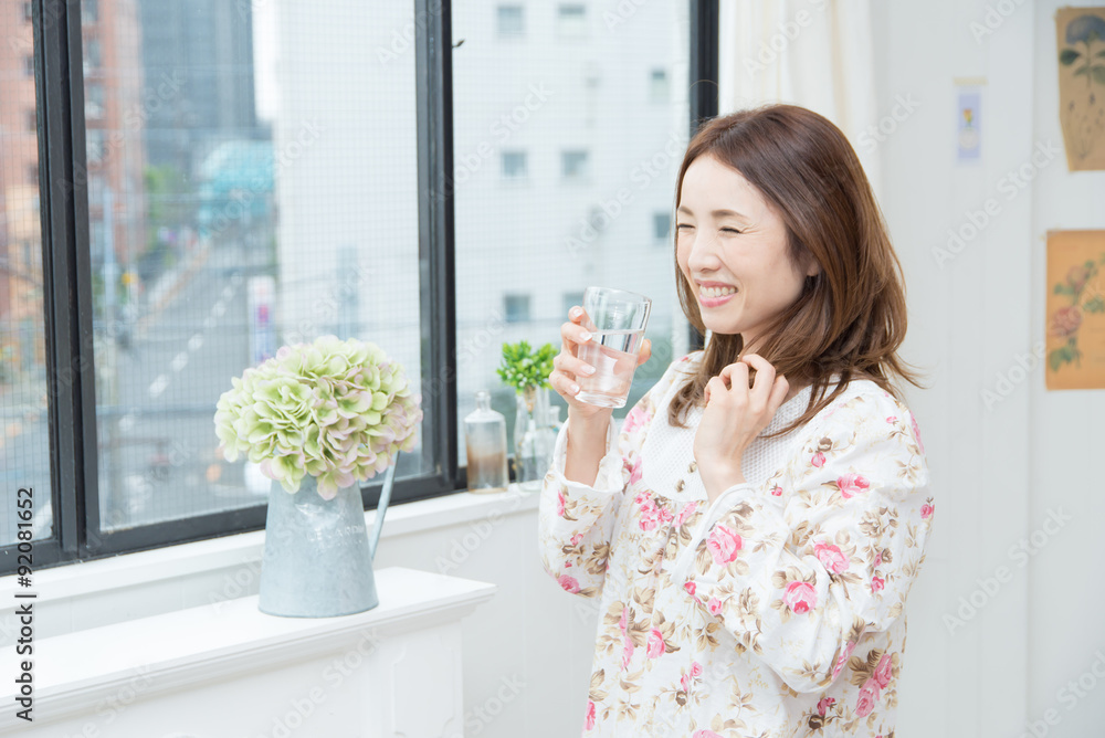水を飲む女性 水を飲む女性