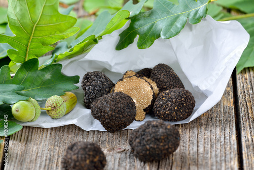 Fotografie Schwarze Trüffeln aus Frankreich - tuber uncinatum - in Einschlagpapier und mit