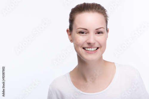 Junge hübsche Frau mit bezauberndem Lächeln