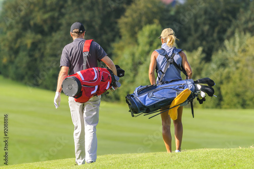 Bild auf Leinwand Golfer auf dem Platz unterwegs