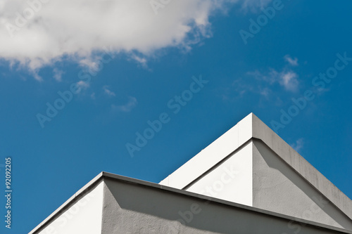 Geb  ude - Haus - Kante - Ecke - weiss - Himmel blau mit Wolke