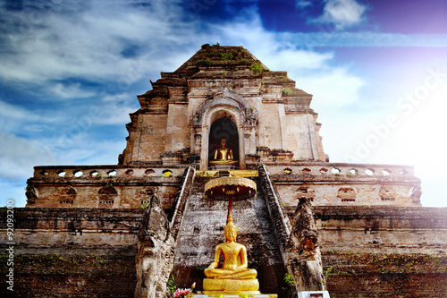 Templo de Wat Chedi Luang, Chiang Mai, Tailandia. Viaje a Asia, Buda de oro photo